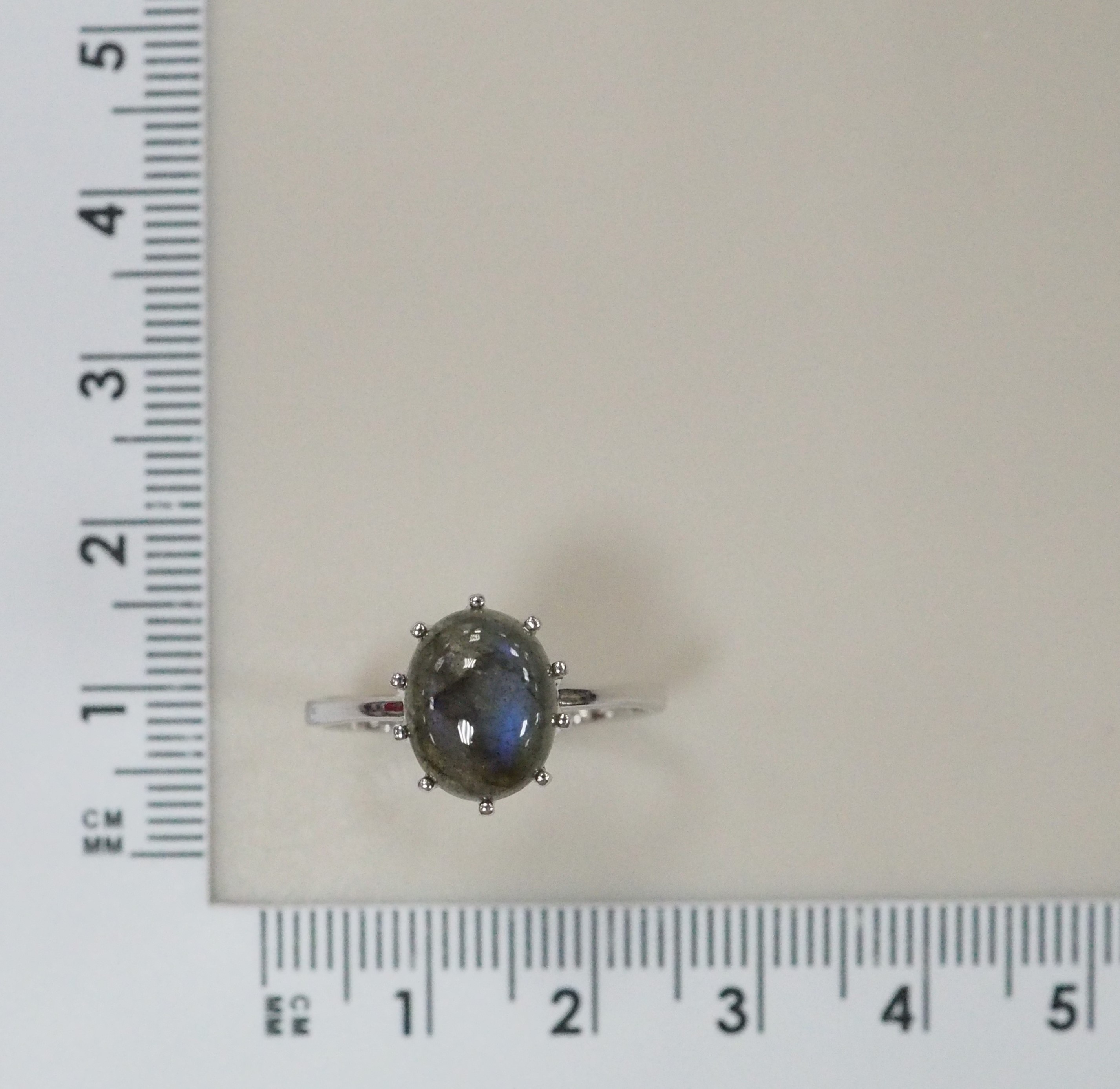 Серебряное кольцо с лабрадоритом